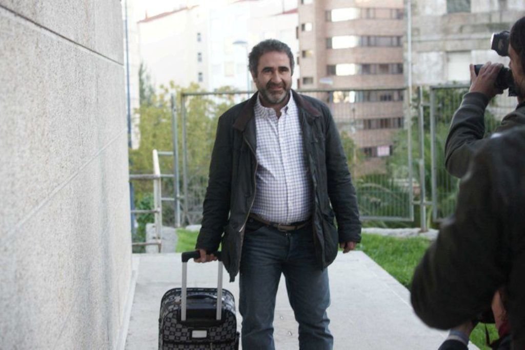 Una imagen que se hizo famosa, la de José Manuel Costas con su maleta. Hace un años se dio a la fuga.