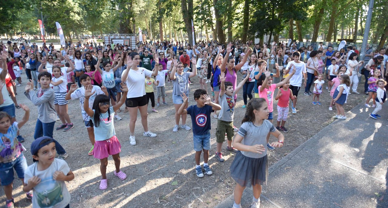 Miles de vigueses, entre ellos el alcalde, disfrutaron de los atractivos de la Festa dos Nenos en Castrelos, que incluyeron bailes y talleres.