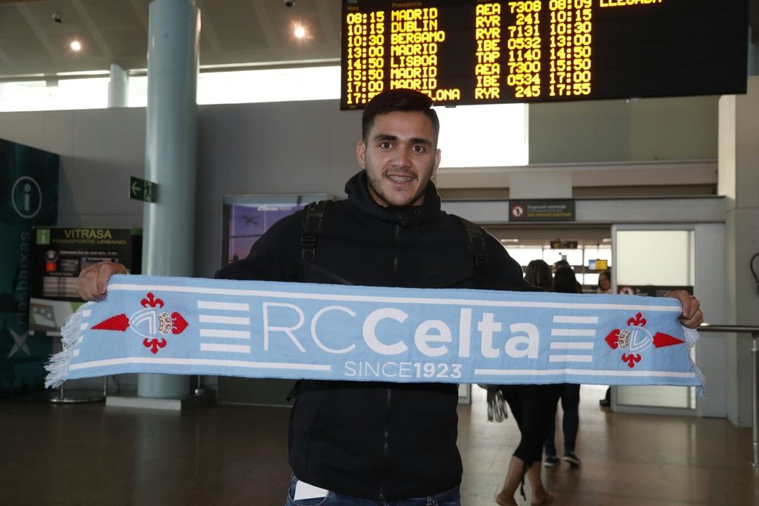 Maxi Gómez a su llegada a Vigo. // RC Celta