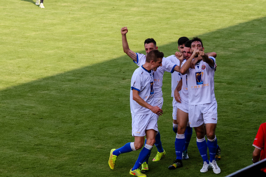 Los jugadores del Rápido de Bouzas festejan el gol de Pablo Carnero, el que abrió el marcado del histórico partido de ayer en Peralada.