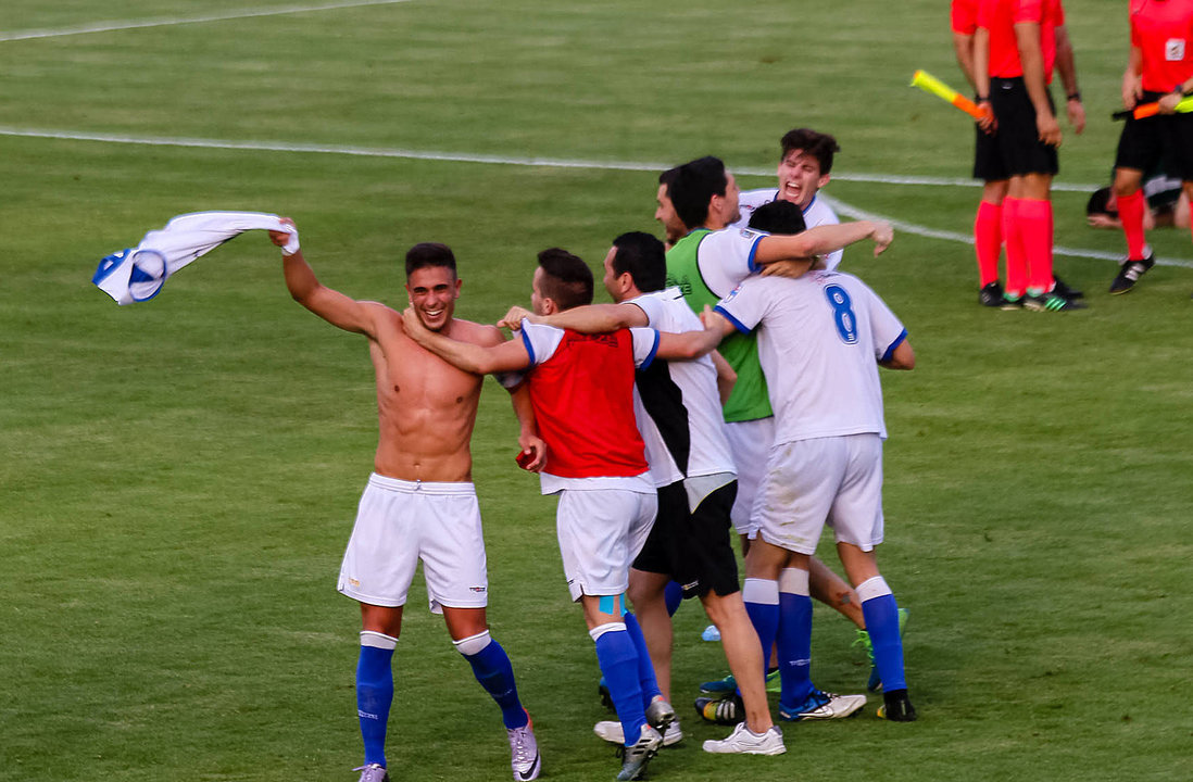 Los jugadores del Rápido de Bouzas celebraron el ascenso sobre el campo del Peralada tras un partido que finalizó con 2-2 en el marcador.