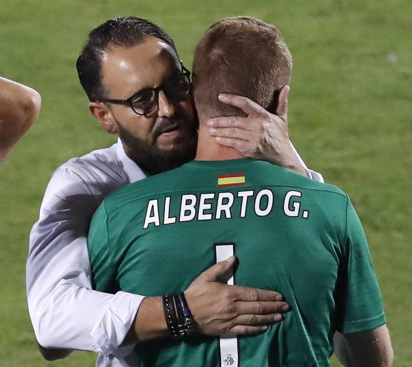Bordalás abraza al portero Alberto García el pasado sábado.