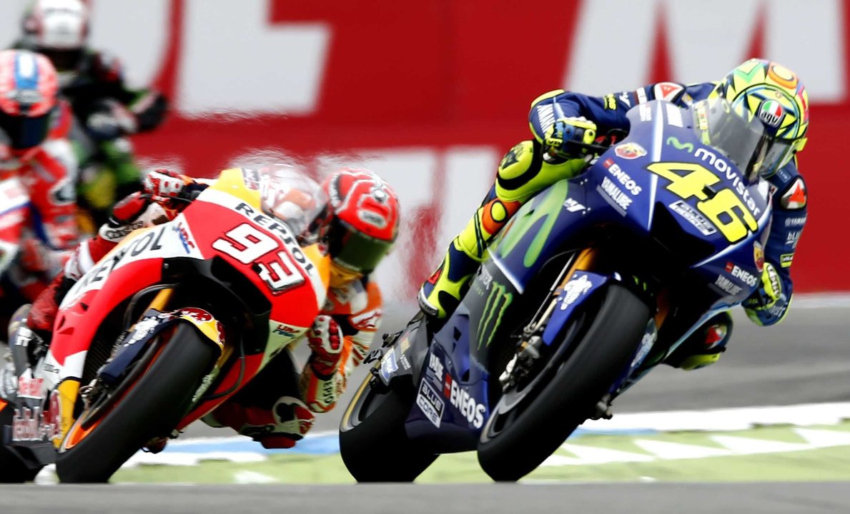 El italiano Valentino Rossi lidera la carrera del Gran Premio de Holanda de MotoGP por delante del español Marc Márquez.