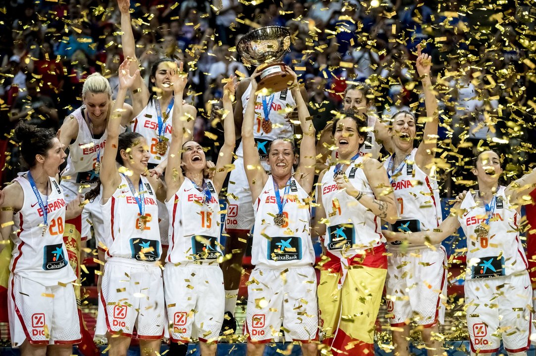 Las jugadoras españolas celebran el título europeo conquistado ayer en Praga.