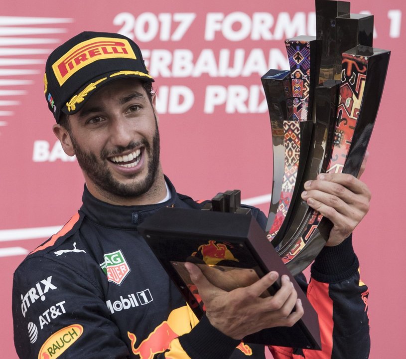Daniel Ricciardo celebra en el podio su victoria en el Gran Premio de Azerbaiyán.