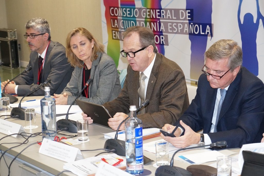 Eduardo Diz, segundo por la derecha, en uno de los encuentros del Consejo General de la Ciudadanía Española en el Exterior