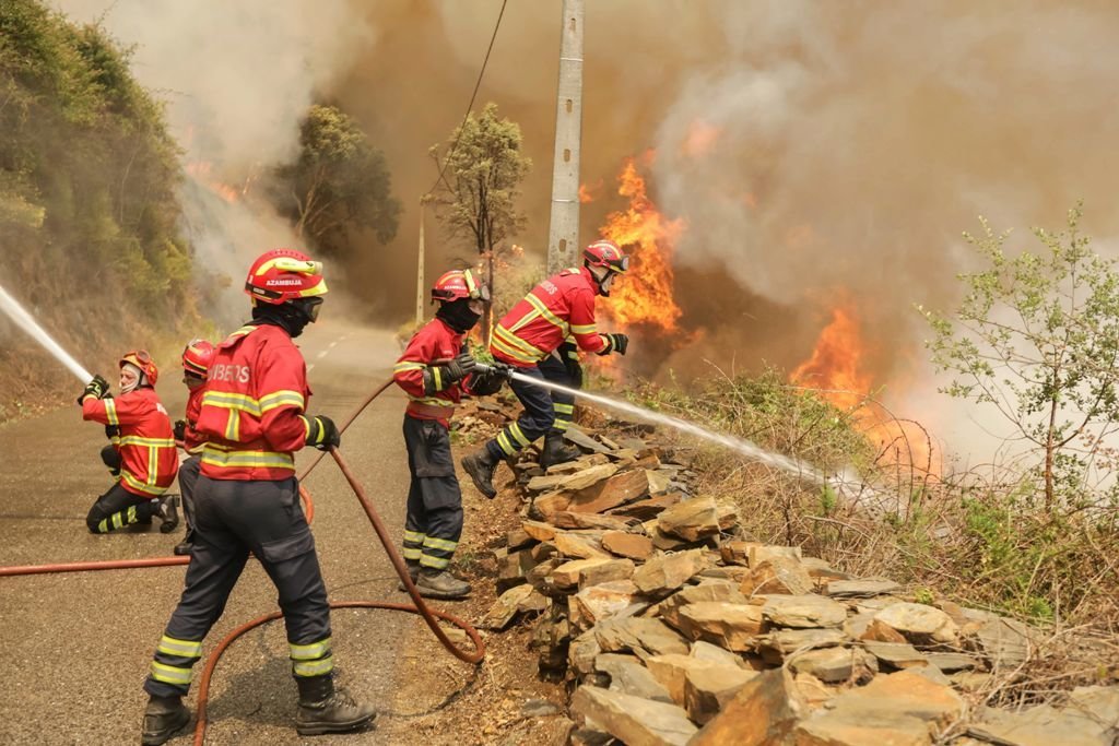 Un equipo de bomberos lucha contra las llamas en Sandinha.