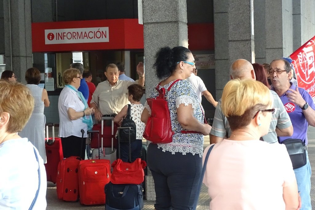 Pasajeros parados en la estación de autobuses de Ourense.