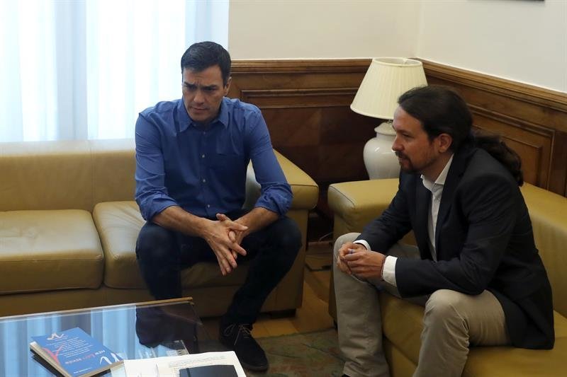 Los secretarios generales del PSOE, Pedro Sánchez (i), y de Podemos, Pablo Iglesias hoy en el congreso