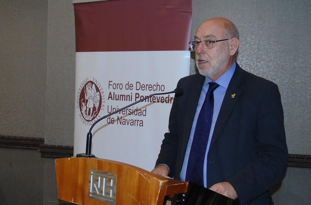 Arriba, el fiscal general del Estado en su conferencia de ayer en Vigo organizada por Alumni.