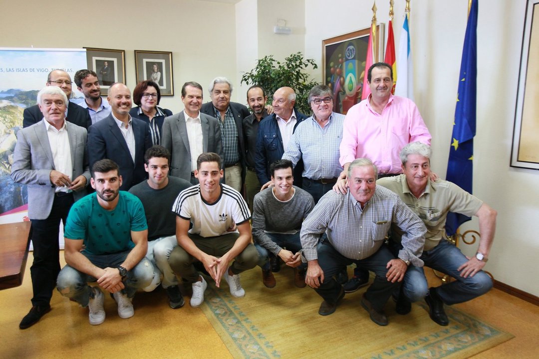 El alcalde de Vigo, Abel Caballero, recibió ayer en el Concello a una delegación del Rápido de Bouzas.