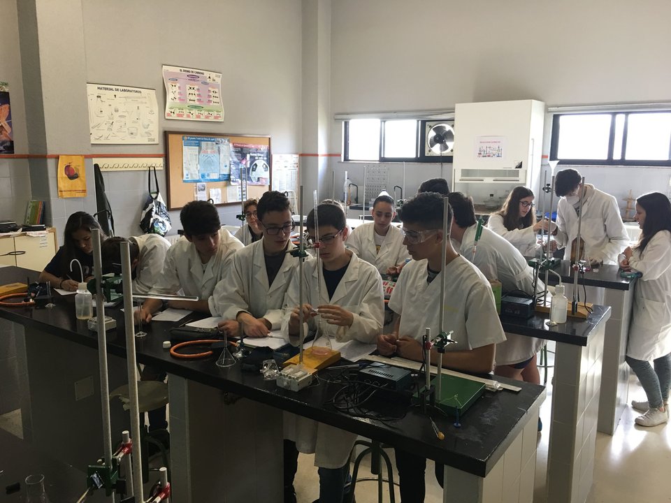 Alumnos de 4º A no laboratorio en clase de Física e Química.