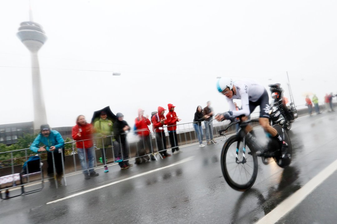 El vigente campeón del Tour de Francia, el británico Chris Froome, fue el mejor de los favoritos en la contrarreloj inicial.