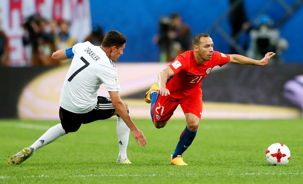 Marcelo Díaz, en la imagen junto a Draxler, perdió el balón que propició el gol de Alemania.