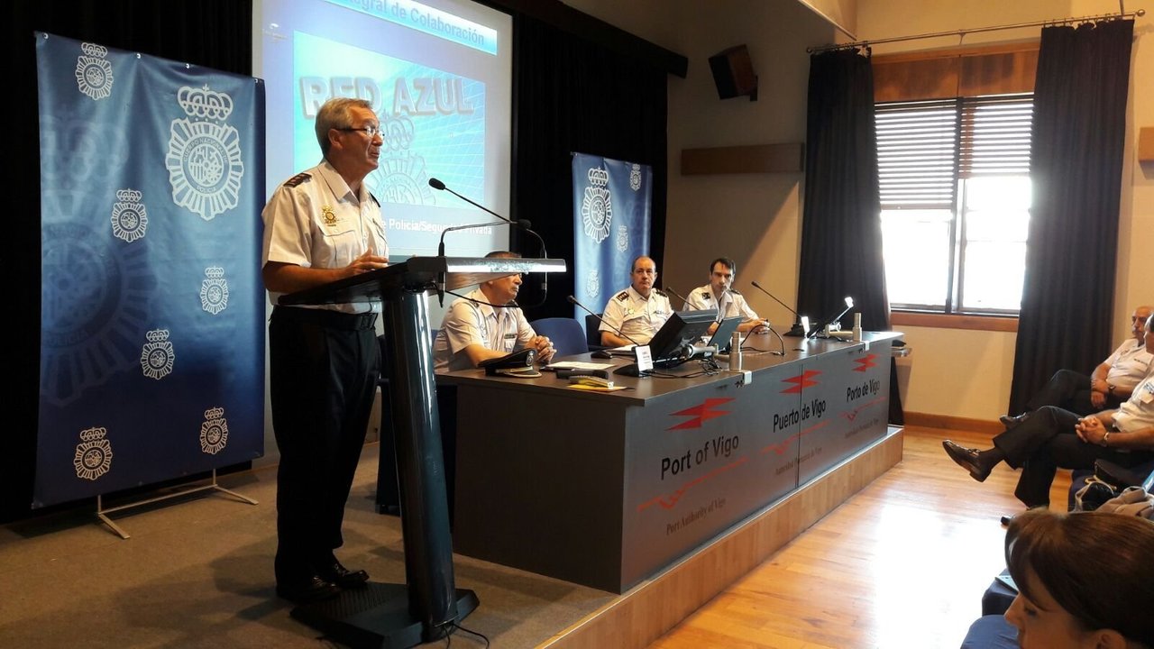 El comisario jefe de la Comisaría de Vigo, Manuel Teijeiro, durante la apertura de la sesión de trabajo.