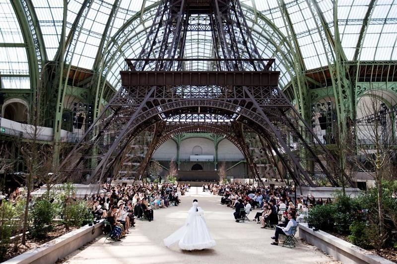 El homenaje a la Torre Eiffel que llevó a cabo Chanel en su desfile