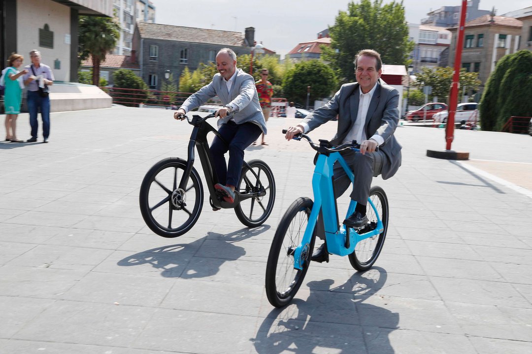 El alcalde probó ayer una bicicleta eléctrica, diseñada y fabricada en Vigo, en compañía del concejal David Regades
