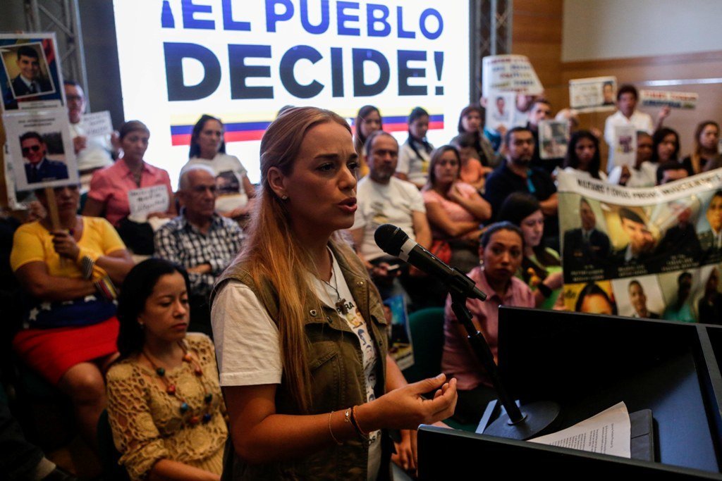 Lilian Tintori, la mujer de Leopoldo López, animó a votar en el plebiscito del domingo.