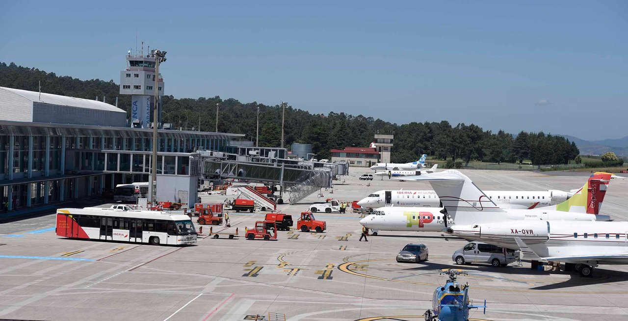 Aviones ayer en Peinador de las líneas de TAP a Lisboa y Air Nostrum a Londres.