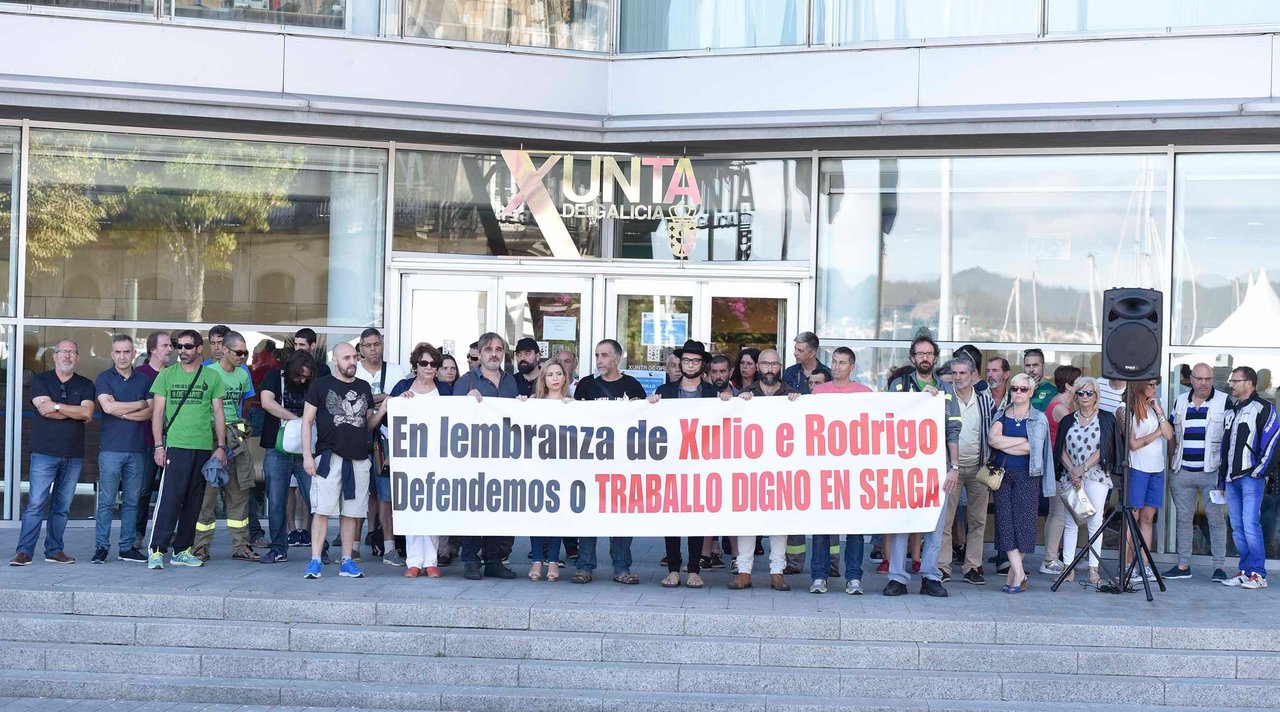Miembros de la empresa pública Seaga y de la CIG, ante la Delegación de la Xunta en Vigo.