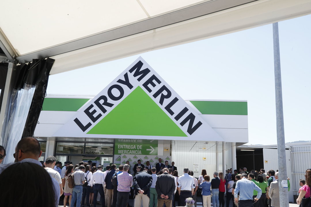 La dirección española de Leroy Merlín inauguró ayer la nueva tienda de Vigo con la presencia de empleados y representantes políticos.