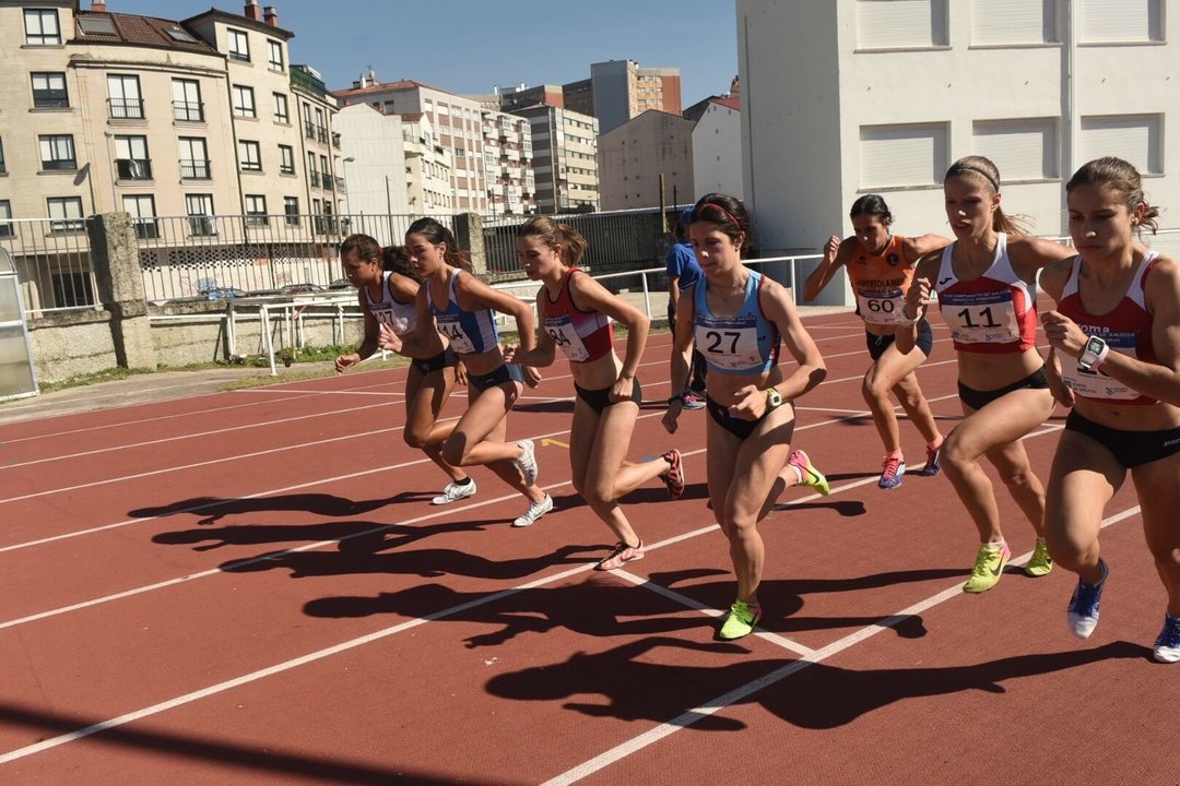 Imagen de la salida de la prueba de 1.500 metros, en la que se impuso Leticia Fernández (d.).