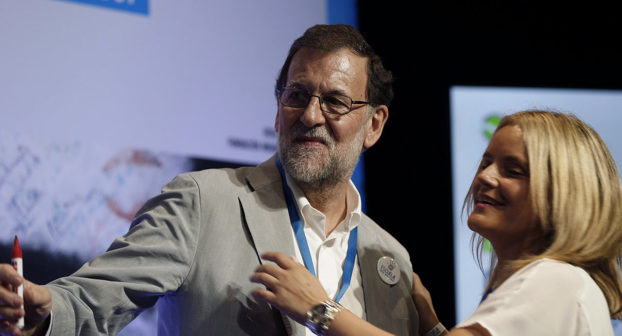 Mariano Rajoy con Marimar Blanco, tras firmar en la imagen de su hermano Miguel Ángel asesinado por ETA.