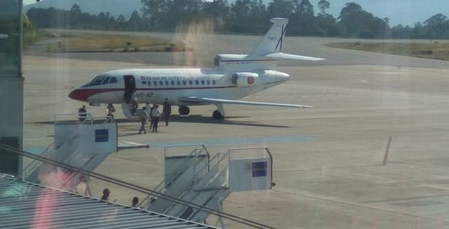 El avión  de la Casa Real, donde viajaba Rey Felipe VI, a su llegada ayer al aeropuerto de Vigo.