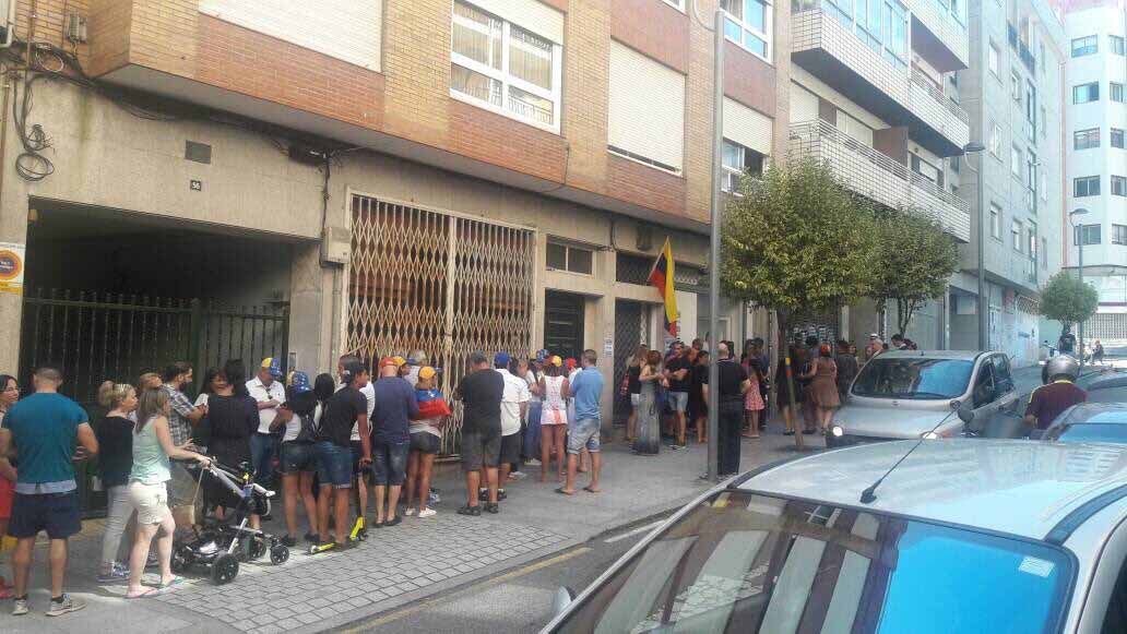 Una de las muchas imágenes difundidas ayer a través de Twitter que muestra las colas en Vigo.