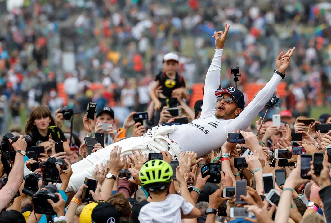 Lewis Hamilton celebra su victoria en el Gran Premio de Gran Bretaña junto a los aficionados presentes en el circuito de Silverstone.