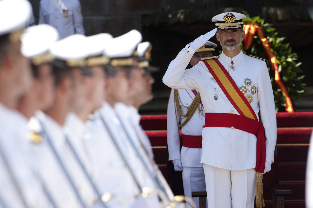 El rey Felipe VI saluda durante el acto de entrega de los despachos a los nuevos oficiales de la Armada en la Escuela Naval de Marín.