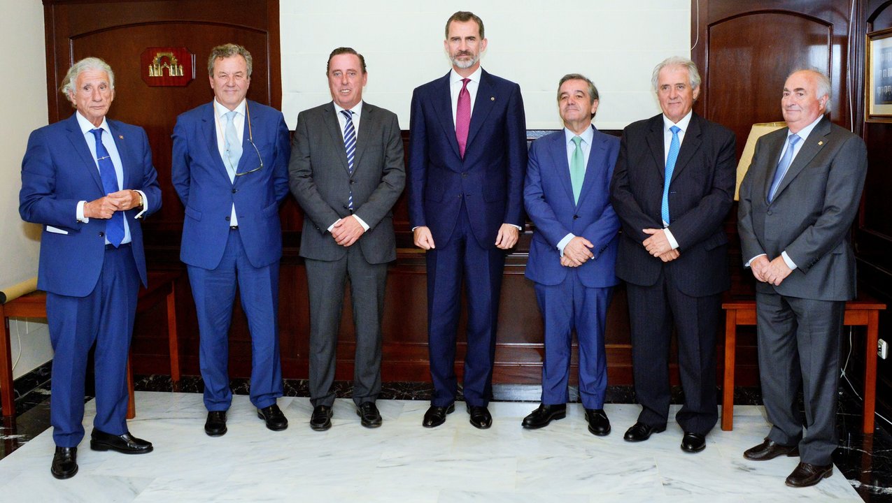El Rey Felipe VI acompañado de Juan Güell con los expresidentes del Círculo: Alvariño, Borrás, Garrido, Otero y López Soto.
