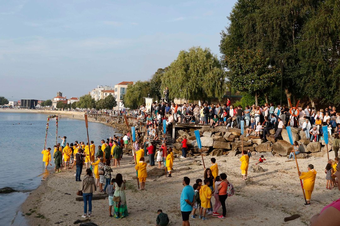 Centenares de personas se dieron cita ayer en la playa de Bouzas para acompañar a la patrona de los marineros.