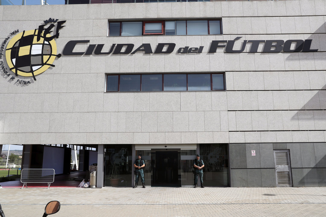 La sede de la Federación Española, custodiada ayer por efectivos de la Guardia Civil.