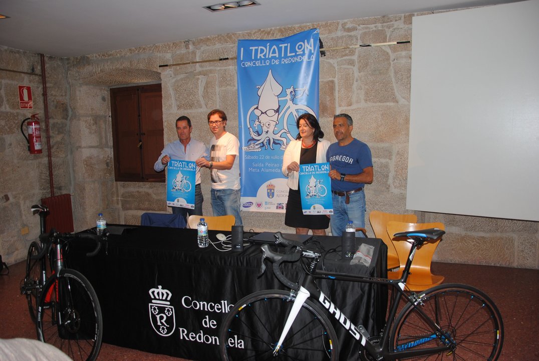 El triatlón fue presentado ayer en el Concello de Redondela.