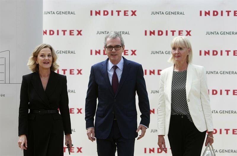 El presidente de Inditex, Pablo Isla (c), acompañado por la presidenta de la Fundación Amancio Ortega, Flora Pérez (i), y la baronesa y consejera del grupo, Denise Kingsmill (d), a su llegada a la junta general de accionistas del grupo textil.