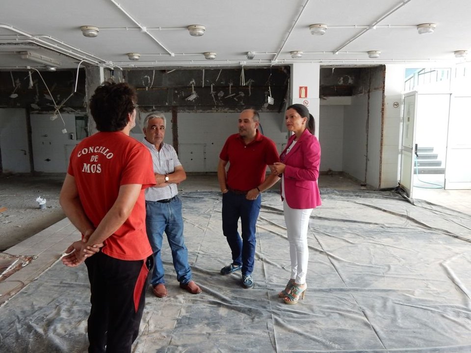 La alcaldesa y el concejal de Deportes supervisando ayer las obras del pabellón Óscar Periro.