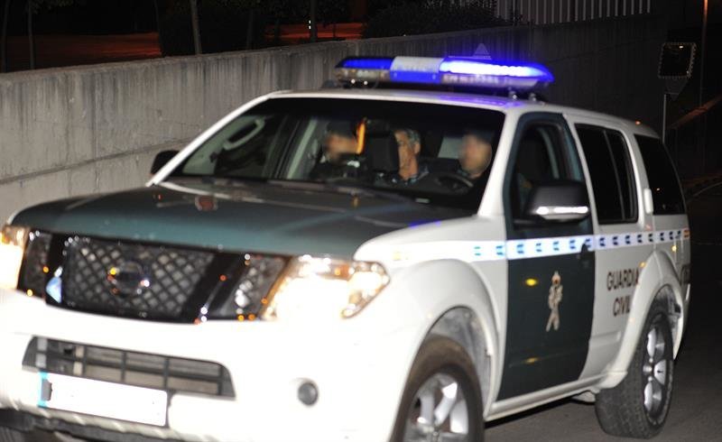 Angel María Villar siendo trasladado a los calabozos de la Guardia Civil