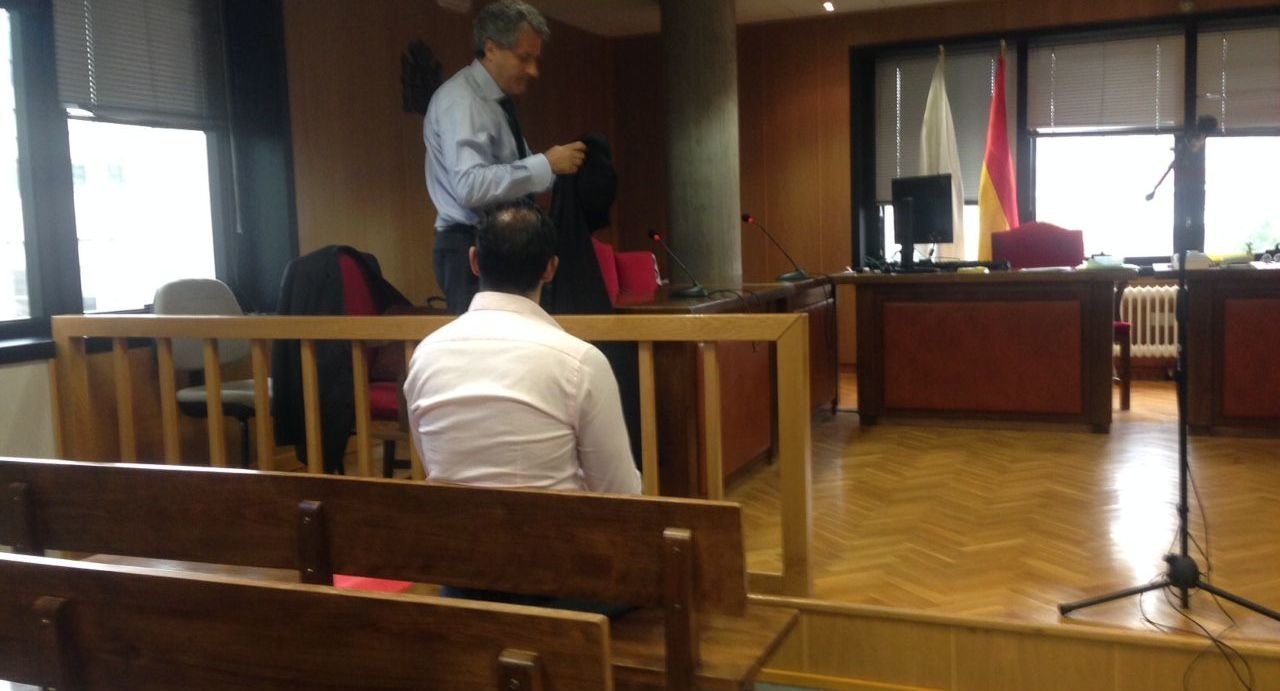El acusado, ayer, durante el juicio en el Penal 3 de Vigo.