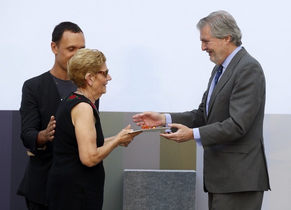 Íñigo Méndez de Vigo entrega el Premio Nacional de Moda a la madre del diseñador fallecido.