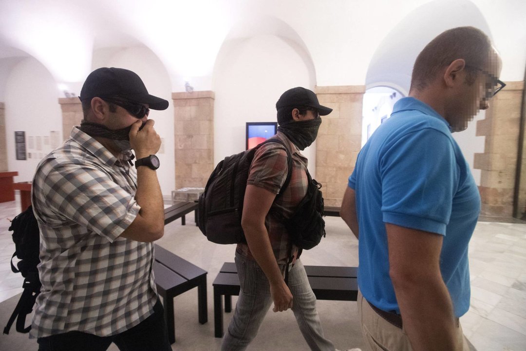 Agentes de la guardia civil a su salida de la sede del Parlamento de Cataluña