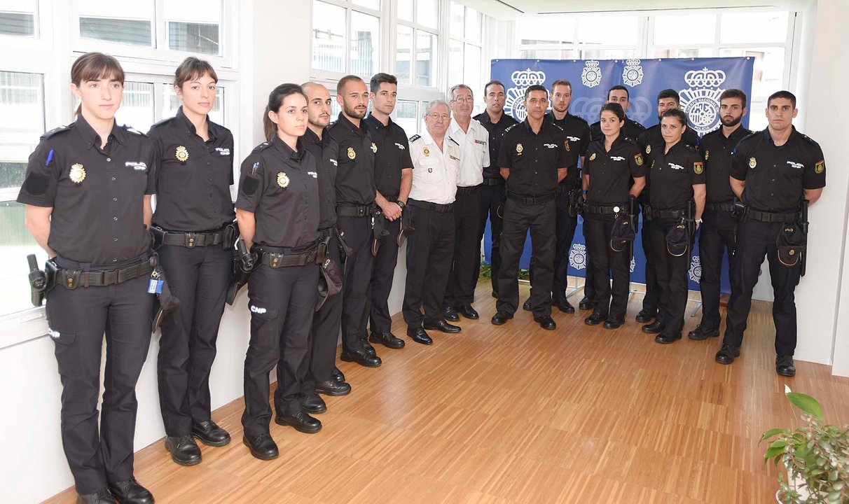 En la fotografía los 14 policías que comienzan este mes las prácticas en la Comisaría de Vigo.