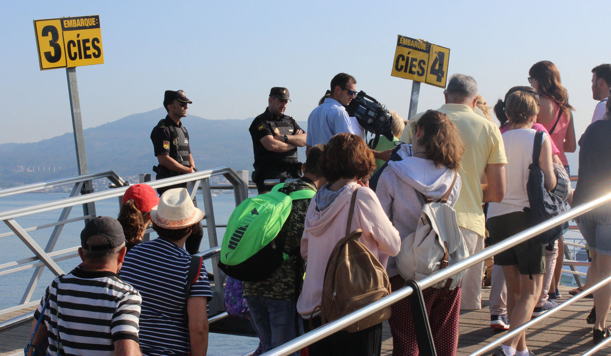 La Policía Local trasladó al hombre a Vigo. En imagen, la Nacional que también vigila las islas.