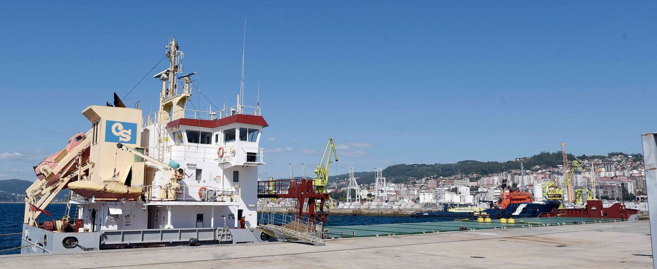 Remolcan a Vigo un carguero a la deriva en alta mar