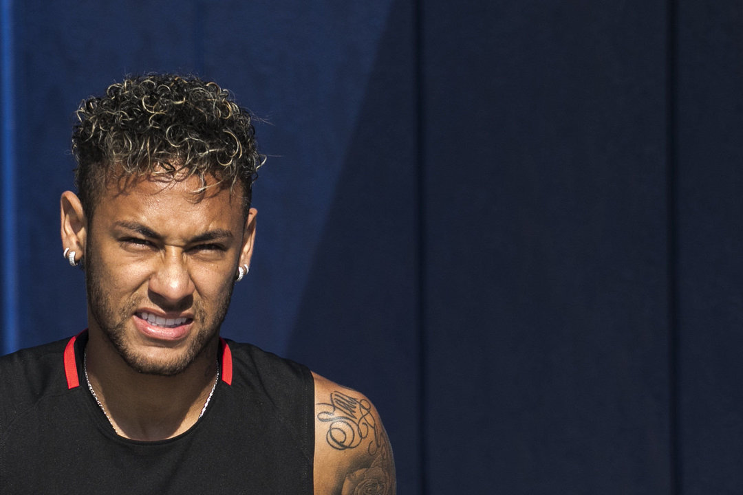 El brasileño Neymar parece dispuesto a irse al PSG.
