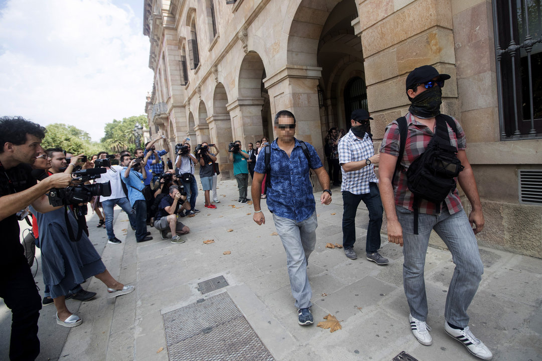 Agentes de la Guardia Civil de paisano, a su salida del Parlament de Catalunya.