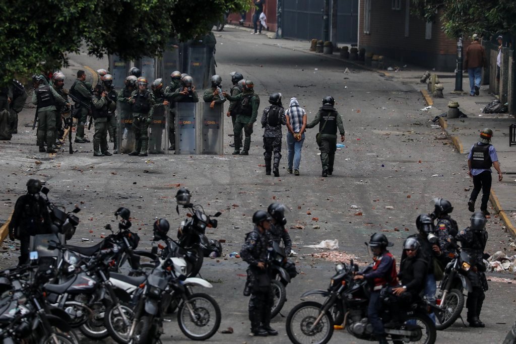 Agentes bolivarianos llevan detenido a un opositor.