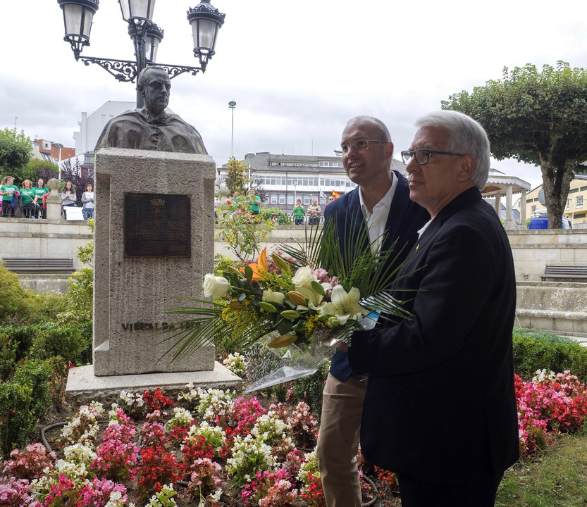 Tellado y Baamonde, durante la ofrenda floral ante el monolito de Manuel Fraga en Vilalba.