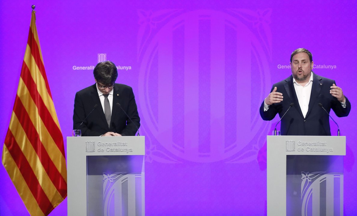 Carles Puigdemont y Oriol Junqueras durante una rueda de prensa.