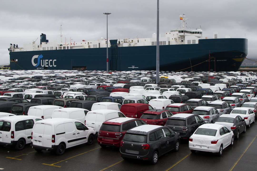Vehículos del grupo PSA, listos para embarcar en un mercante en el puerto de Vigo.